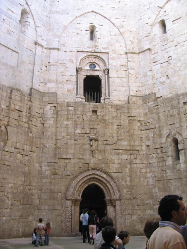Tour guidato a Castel del Monte - Andria, interno del castello