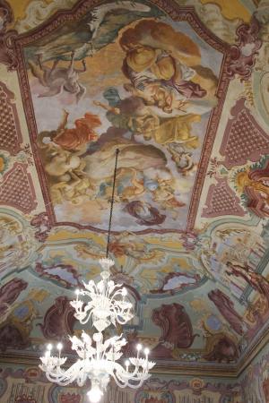 Visita guidata a Martina Franca, affreschi del palazzo ducale