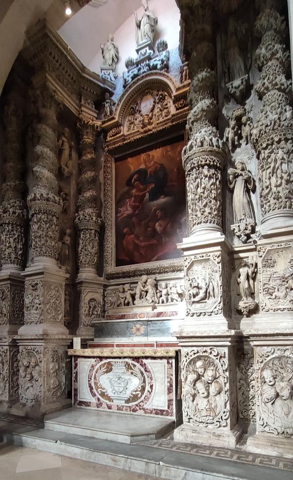 Visita guidata a Nardò altare barocco all'interno della cattedrale