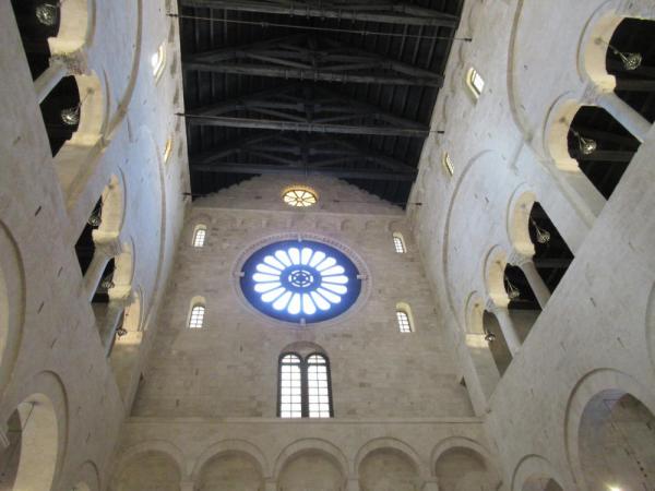 Escursione guidata a Bari, interno della Cattedrale