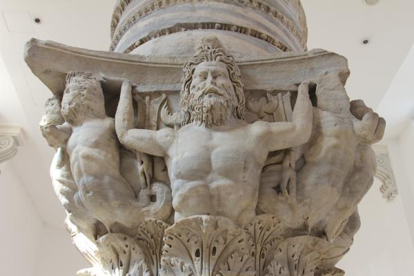 Visita guidata a Brindisi: capitello originale della colonna romana