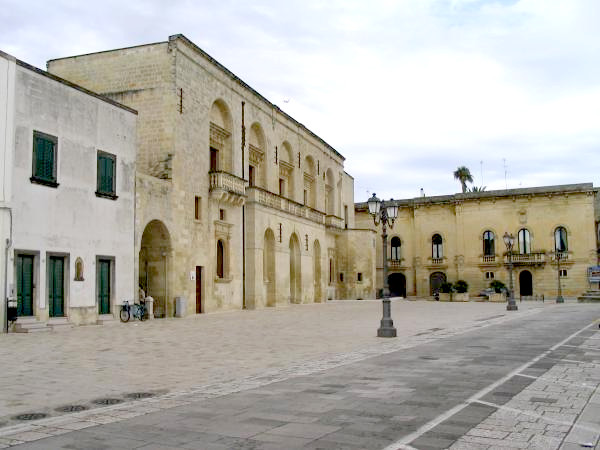 Visite guidate a Muro Leccese, palazzo ducale che si affaccia su piazza del popolo