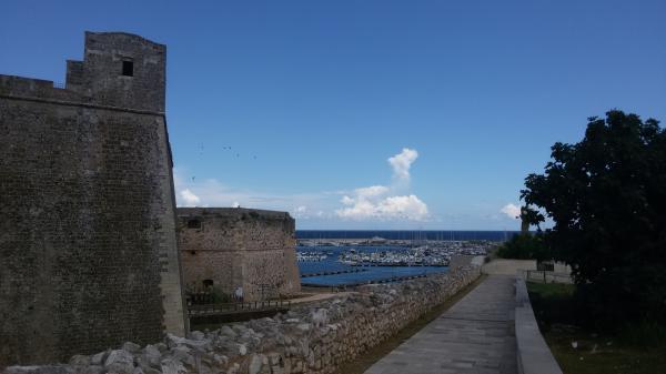 Itinerario a Otranto veduta sul porto e le mura