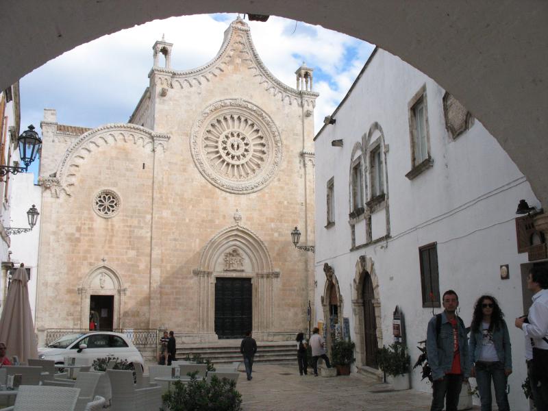 Visita guidata a ostuni, la piazza cattedrale