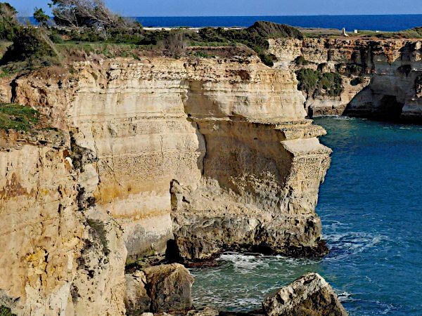 Torre Sant'Andrea: le falesie lungo la costa